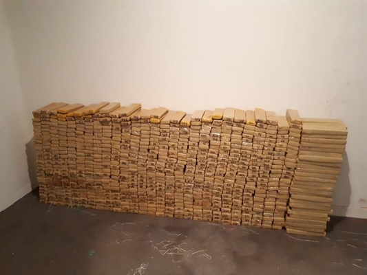 MAIS DE 800 KG DE MACONHA EM CAMINHONETES
