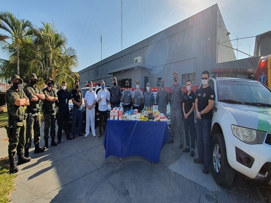 Polícia Militar arrecada alimentos durante vacinação