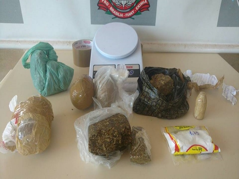 PM DE RIOLÂNDIA PRENDE MULHERES COM DROGA