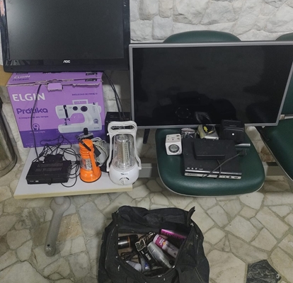 Ladrões furtam TVs e perfume para trocar por drogas