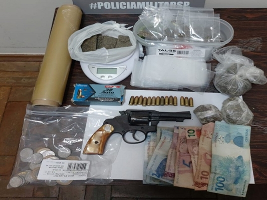 Traficante com droga em casa tenta correr e é preso pela PM