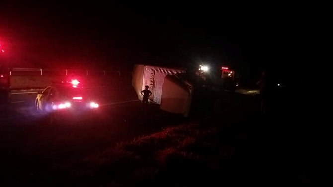 CARRETA TOMBA E INTERDITA PISTA EM TANABI