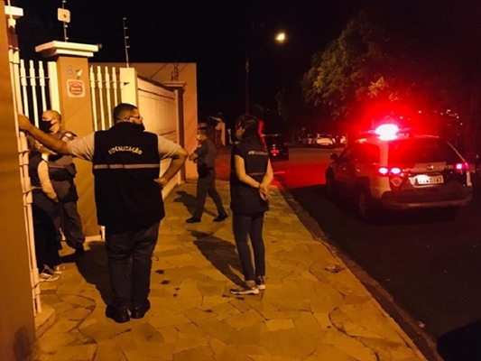 Mulher se irrita com fiscalização em festa em Fernandópolis