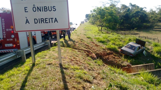 Carro capota e cai em barranco perto de Valentim Gentil 