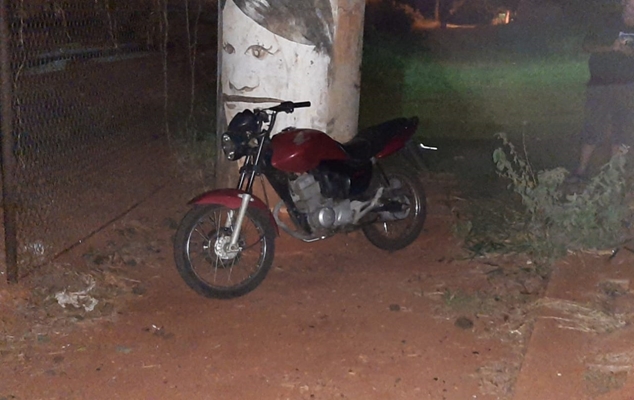 Moto foi abandonada perto da linha férrea 