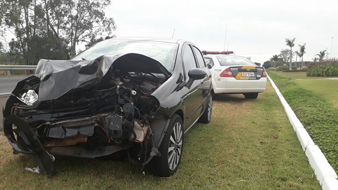 BATIDA DE CARRO X CAMINHÃO DEIXA 2 FERIDAS PERTO DE VOTUPORANGA