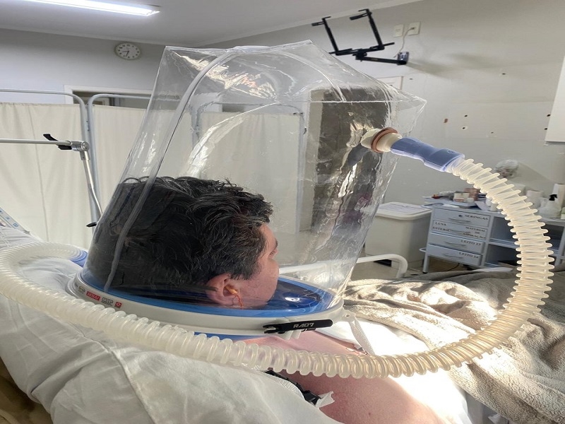 Capacete para ajudar respiração 