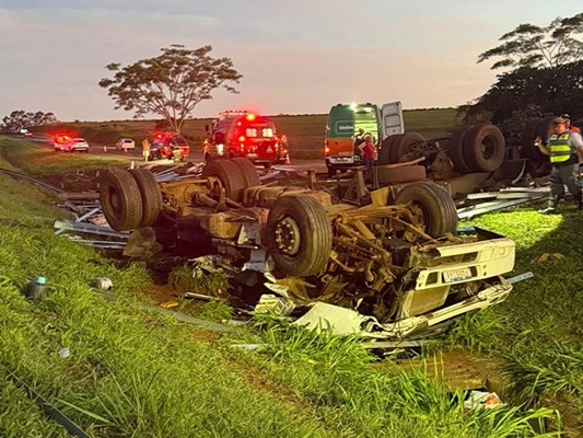 Criança de 11 anos morre em tombamento de caminhão