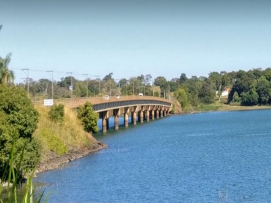 Mulher sobrevive ao ser jogada de ponte