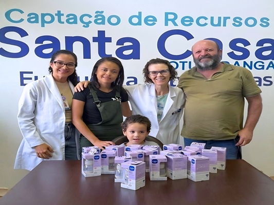 Mãe de ex-pacientes doa mamadeiras especiais para a UTI Neonatal