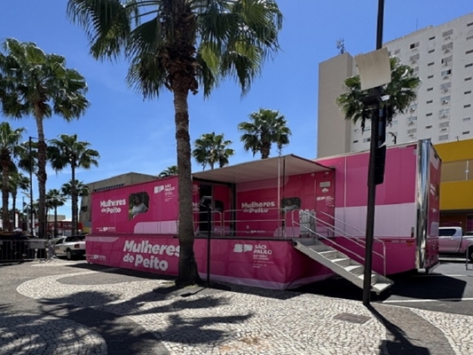 Carreta do programa Mulheres de Peito em Votuporanga