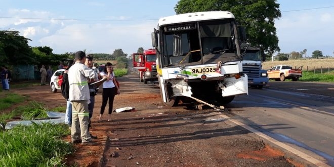 COLISÃO DE ÔNIBUS E CAMINHÃO DEIXA 6 FERIDOS EM VOTUPORANGA