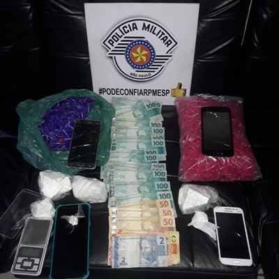 POLÍCIA MILITAR PRENDE 3 COM PASTA BASE DE COCAÍNA