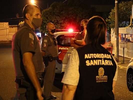 Vigilância Sanitária e Polícia Militar combatem aglomerações