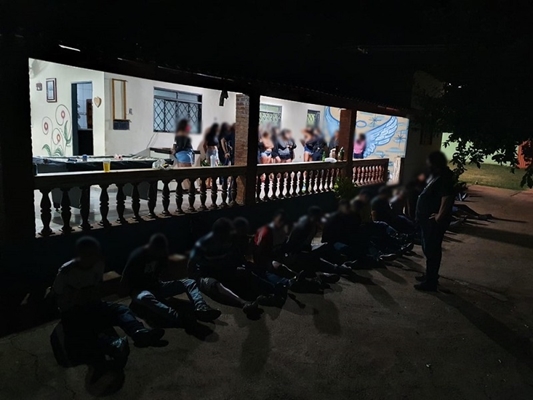 Mais de 200 jovens se aglomeram em festa clandestina