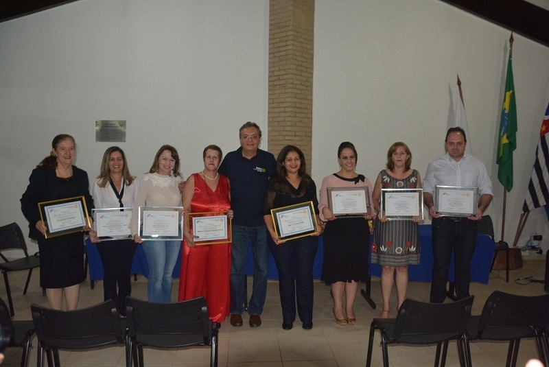 Rotary Club 8 de Votuporanga faz homenagens a profissionais e escolas 