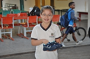 Mais de 7 mil tênis entregues para alunos da rede municipal