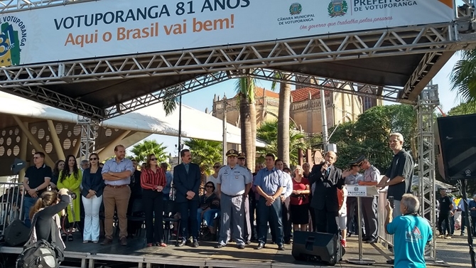 AUTORIDADES E PÚBLICO LOTAM RUA AMAZONAS EM DESFILE