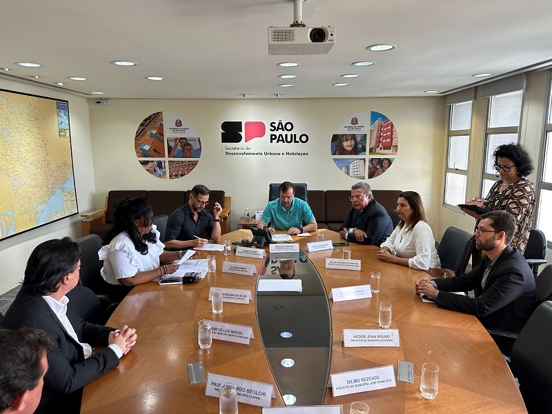 Carlão Pignatari discute construção de casas