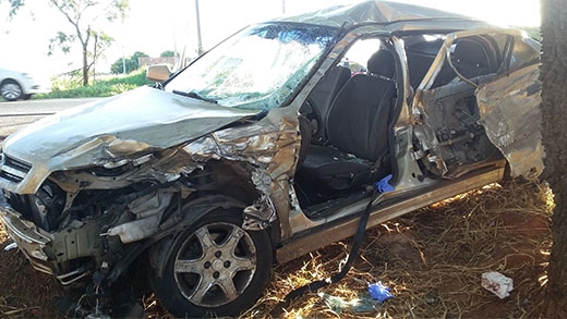 Colisão entre carro e caminhonete fere 2 pessoas na Feliciano 