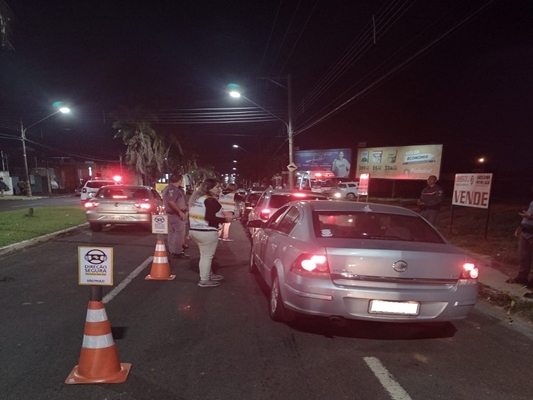 Direção Segura multa 13 durante blitz em Votuporanga