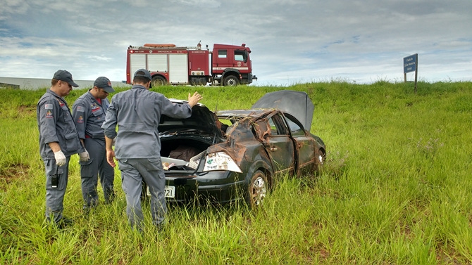 CARRO CAPOTA E DEIXA 5 VÍTIMAS EM TREVO DE VOTUPORANGA