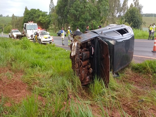 Carro capota e quatro pessoas ficam feridas no acesso de Valentim Gentil