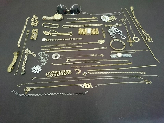 MONTÃO DE JOIAS E BIJUTERIAS ESPERAM DONOS NA POLÍCIA