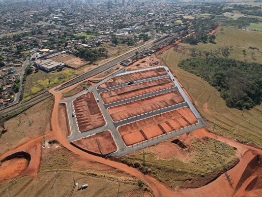 Começa o asfalto na obra de desfavelamento 