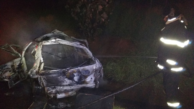Carro capota e pega fogo perto de Álvares Florence