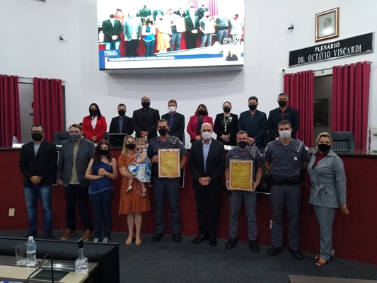 Policiais que salvaram bebê engasgada são homenageados