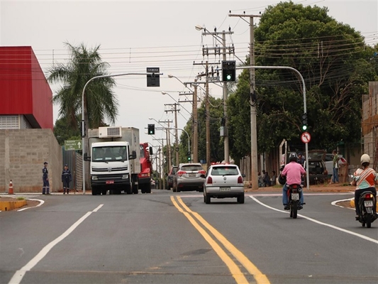 Novos semáforos são instalados na Av. das Nações 