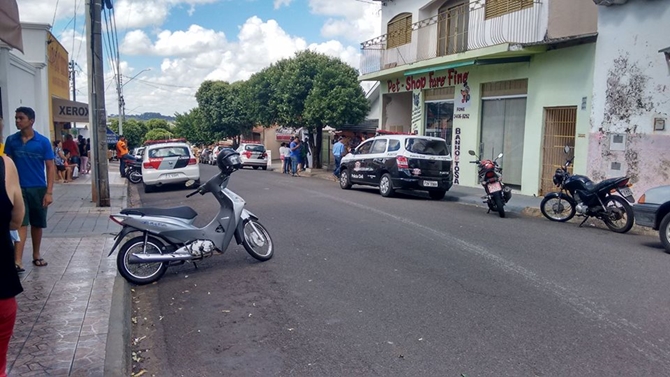 Vizinhos assustados com os tiros. (Foto- Jociano Garofolo - Gazeta de Votuporanga)