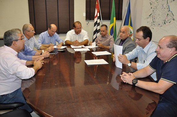 Prefeito João Dado renova contrato para controle da Saúde em Votuporanga