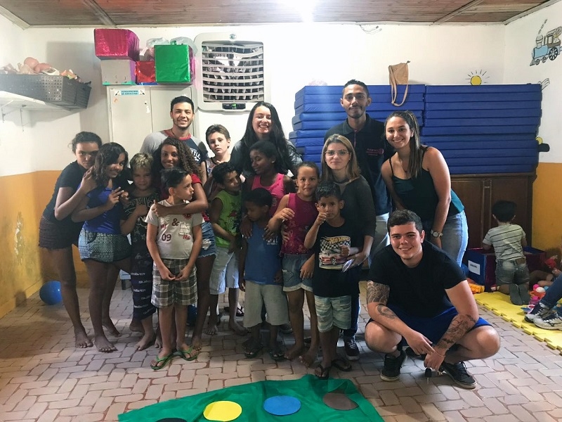 ALUNOS DE BIOLOGIA EM ATIVIDADE