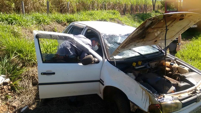 Carro capota na vicinal de acesso para Parisi