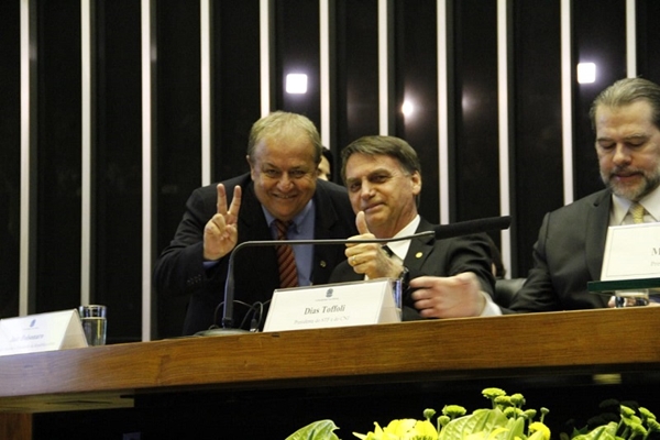 O joinha de Bolsonaro pra região