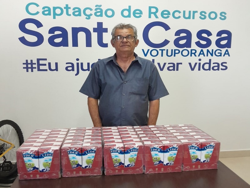 Casal de Votuporanga doa leite em sinal de gratidão
