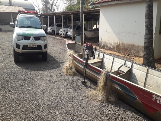 Redes e barco apreendidos pela Polícia Ambiental