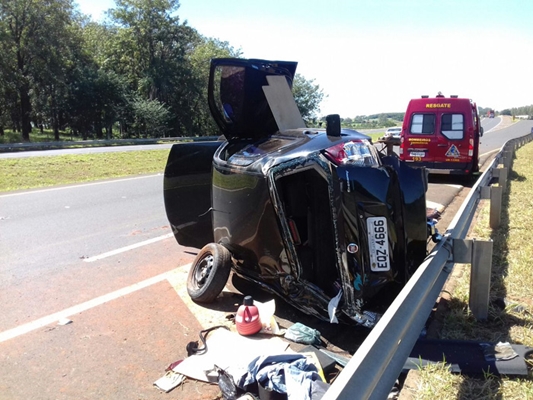 Carro capota perto do trevo de acesso de Estrela D´Oeste 