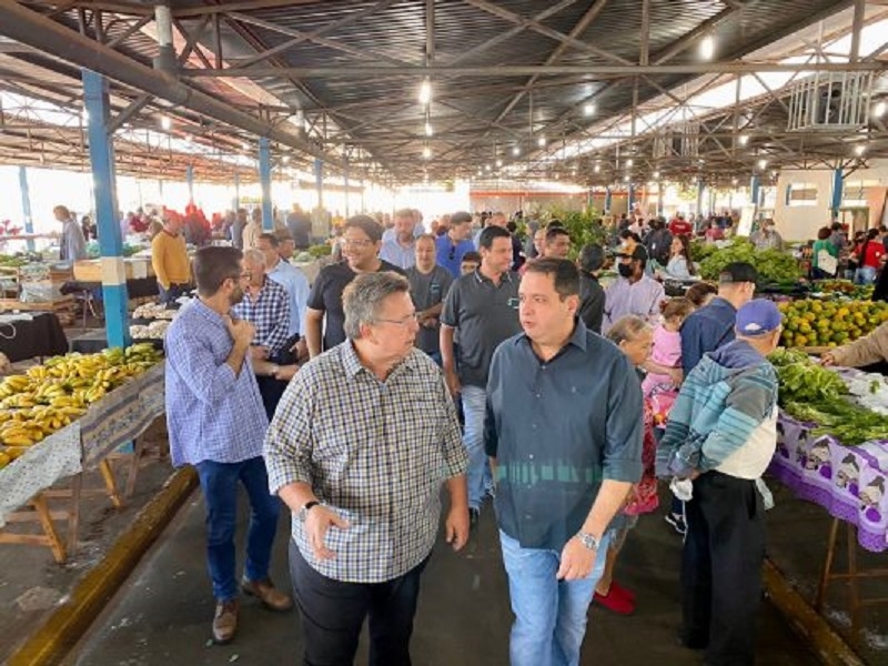 Carlão Pignatari visita feira em Jales 