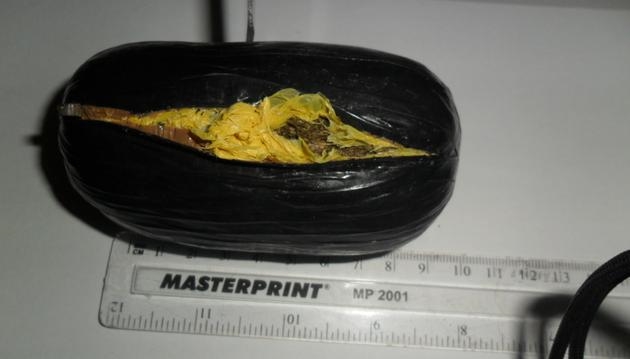Mulher tenta entrar com 130 gramas de maconha na 