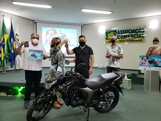 Ganhadores do Dia das Mães recebem prêmios da ACV