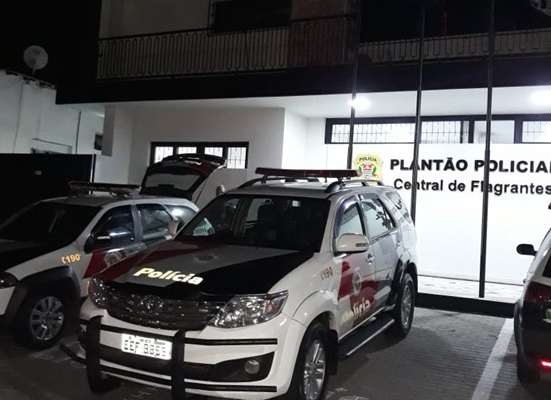 Filha denuncia mãe e namorado por tráfico