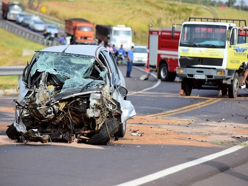 COLISÃO ARRANCA MOTOR DE CARRO NA REGIÃO