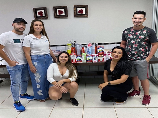 Trote solidário arrecada leite e copos para Santa Casa