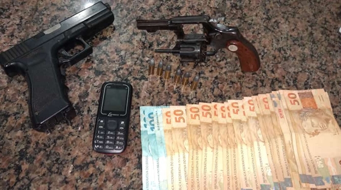 Estelionatário escondido em sítio é preso com arma