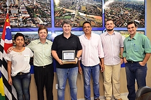 Votuprev homenageia prefeito Junior Marão