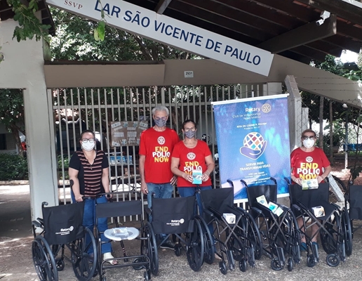 Rotary Novo Milênio entrega 6 cadeiras de rodas 