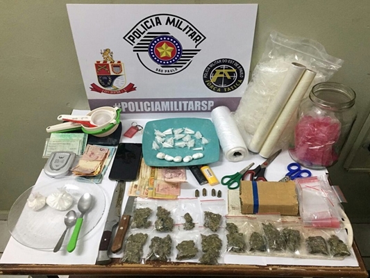Traficante tenta fugir da PM e acaba preso com drogas em casa
